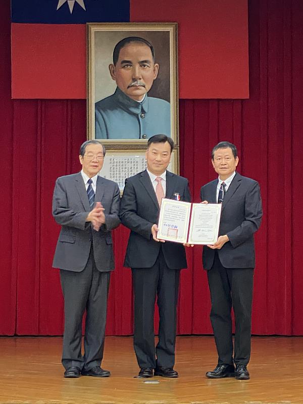 崑大辦理國家試務10逾年，李天祥校長(中)獲頒三等獎章，右為考選部部長許舒翔、左為考試院院長黃榮村