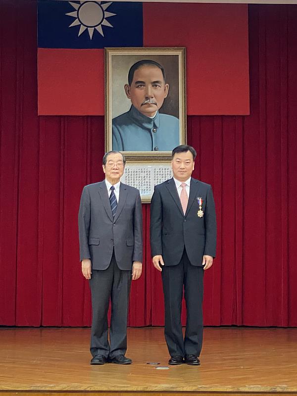 李天祥校長(右)督導崑大辦理試務工作貢獻良多，考試院院長黃榮村(左)親頒三等獎章