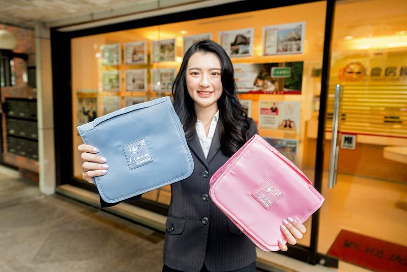 永慶房屋推出「幸福旅行洗漱包」，多層次設計可以輕鬆分類化妝品、保養品、盥洗用具等，讓行李箱空間最大化。
