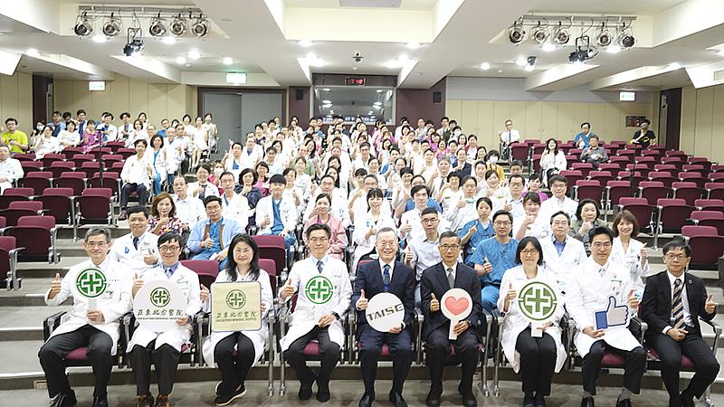 亞東醫院一二級主管共同見證醫院簽署永續發展倡議