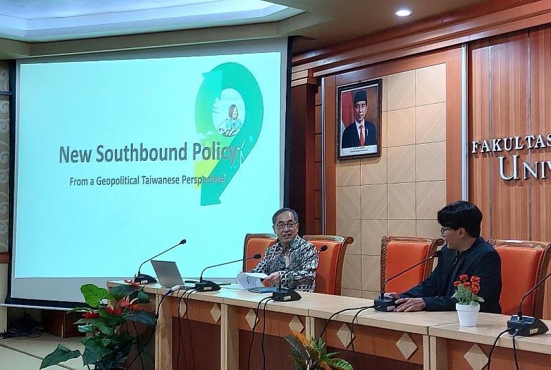 主持人Safril Mubah教授介紹邱處長及引言