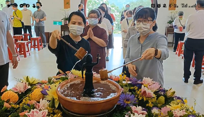 華梵大學師生以恭敬心浴佛，洗滌無明煩惱。