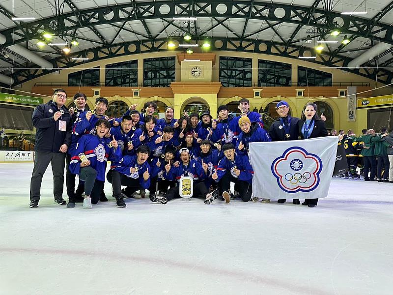 周宏秝於今(112)年初開始，犧牲自己休假進行團練，於上班備勤期間仍與警消進行體能肌力訓練，4月中旬至南非參加世界盃錦標賽，中華隊一路過關斬將擊敗泰國、南非及盧森堡，最終於金牌戰力退強敵土庫曼，以全勝戰績奪得中華隊史第一面世錦賽金牌。