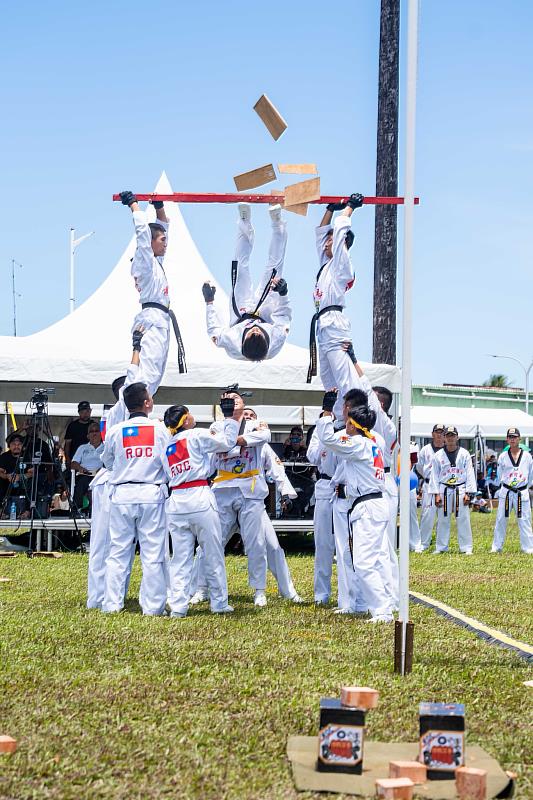 海軍敦睦艦隊成員於馬國憲法日活動中進行表演(4)