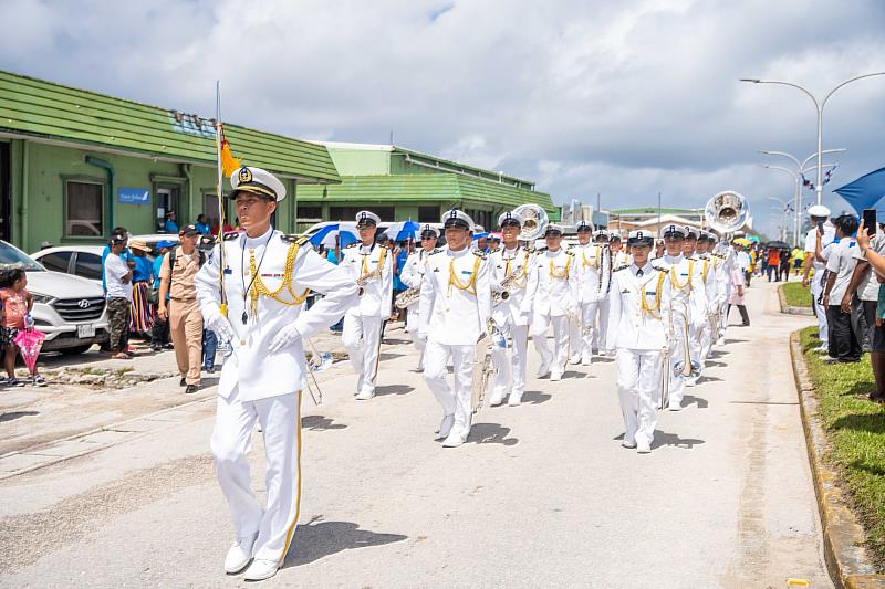 海軍敦睦艦隊成員參加馬國憲日遊行活動