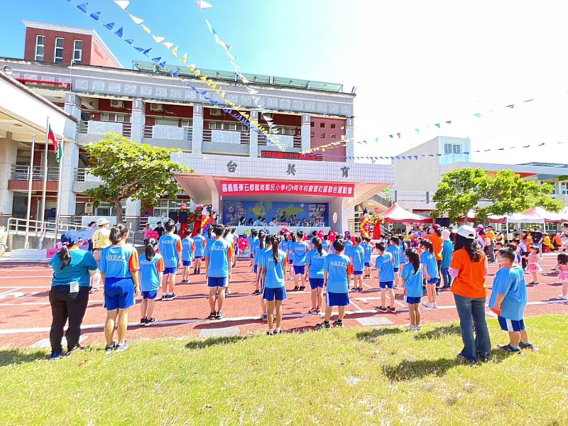 嘉義縣東石鄉龍崗國小創校86週年校慶社區聯合運動會暨跑道剪綵儀式活動