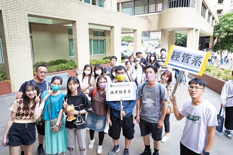 各學系帶領新鮮人及家長實地認識學系特色、熟悉校園環境