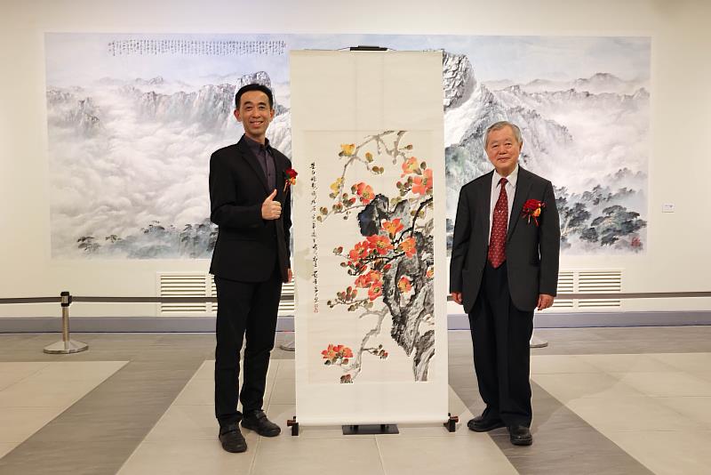 展出藝術家蘇峰男教授致贈作品《石畔紅艷》