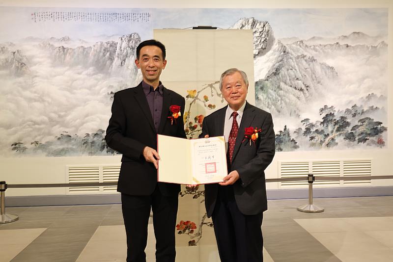 國立國父紀念館館長王蘭生致贈展出藝術家蘇峰男教授感謝狀