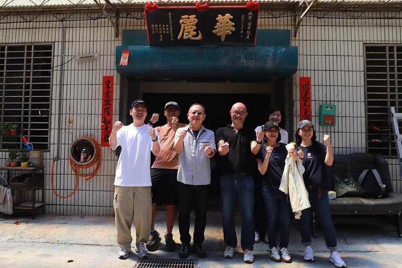 文化部長史哲（左3）探班《華麗計程車》劇組，為劇組加油打氣，與監製許毓杰(左1)、製作人徐國倫(左2)、LINE總裁陳立人(左4)等合影