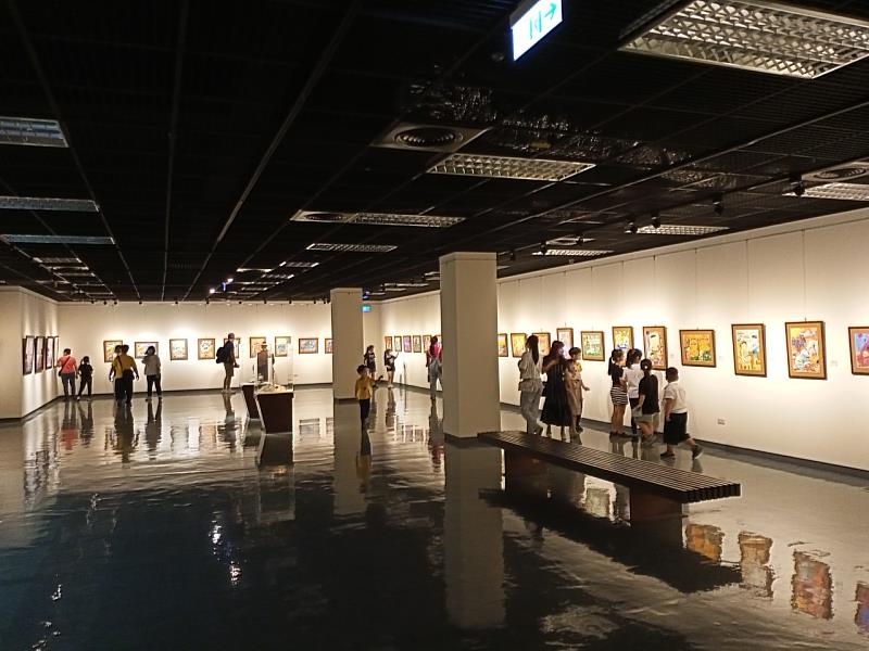 現場民眾參觀展覽