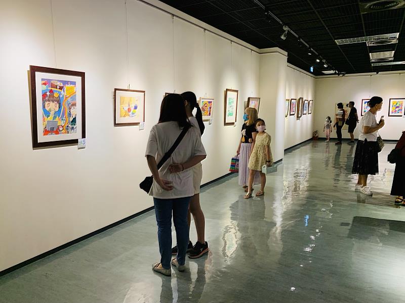 民眾參觀展覽