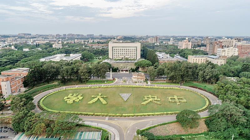 根據Scival國際論文資料庫分析，中央大學在國際合作論文指標上，高居頂尖大學第一位。