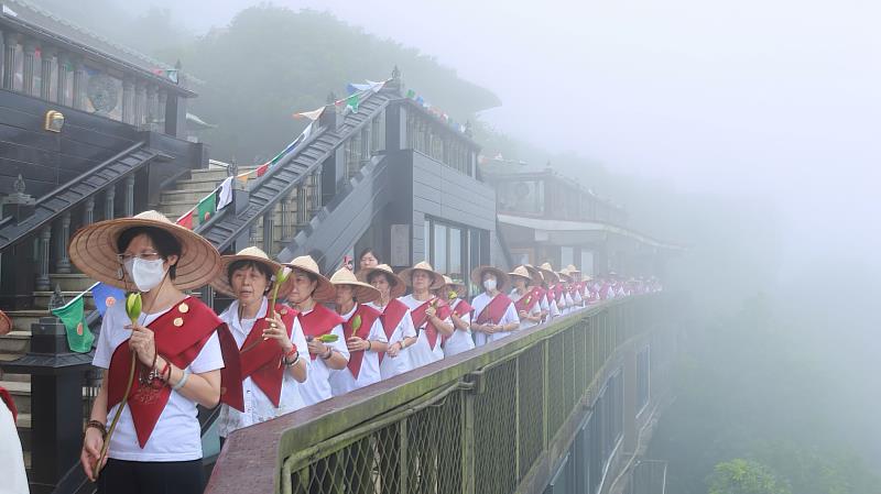 圖說5 靈鷲山大悲閉關圓滿，舉行繞山，信眾法喜，龍天護佑，因緣殊勝。(圖片提供/靈鷲山佛教教團)