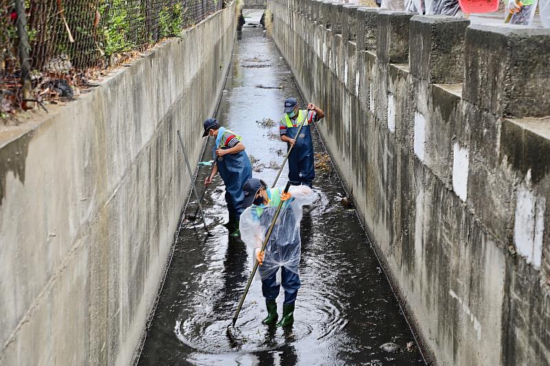 水患自主防災社區全民清溝！無畏風雨展現守護家園決心