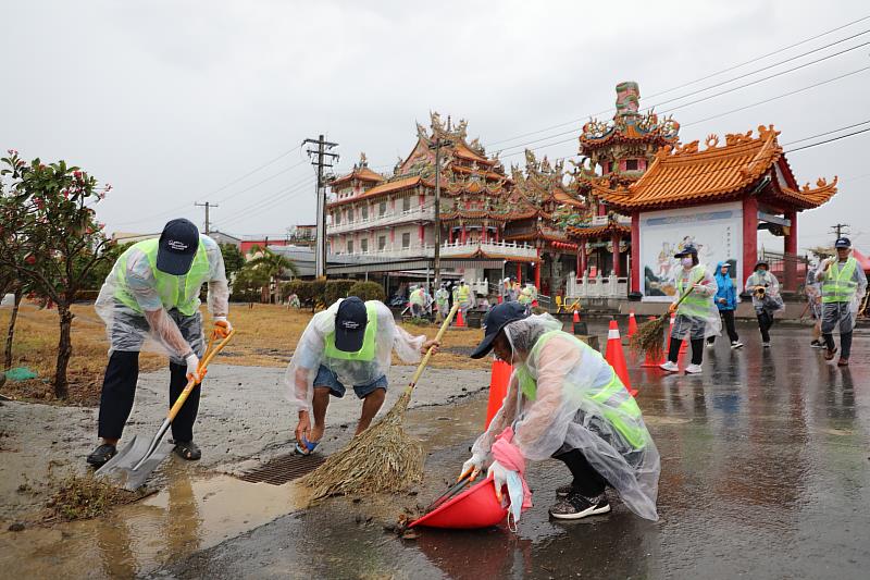水患自主防災社區全民清溝！無畏風雨展現守護家園決心