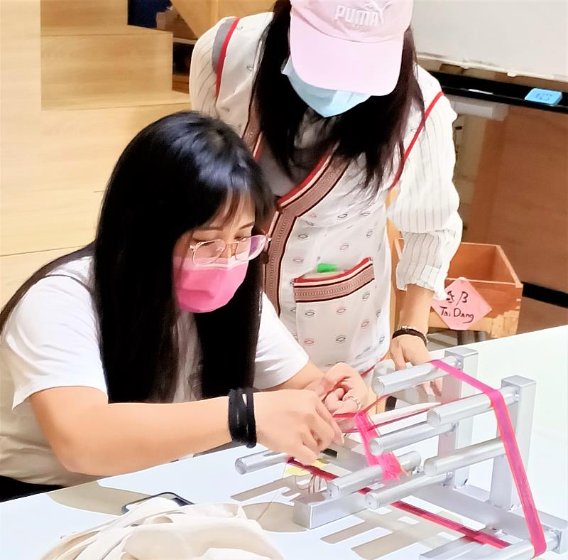 花蓮縣秀林鄉秀林社區發展協會帶領遊客編織太魯閣族幸運手環