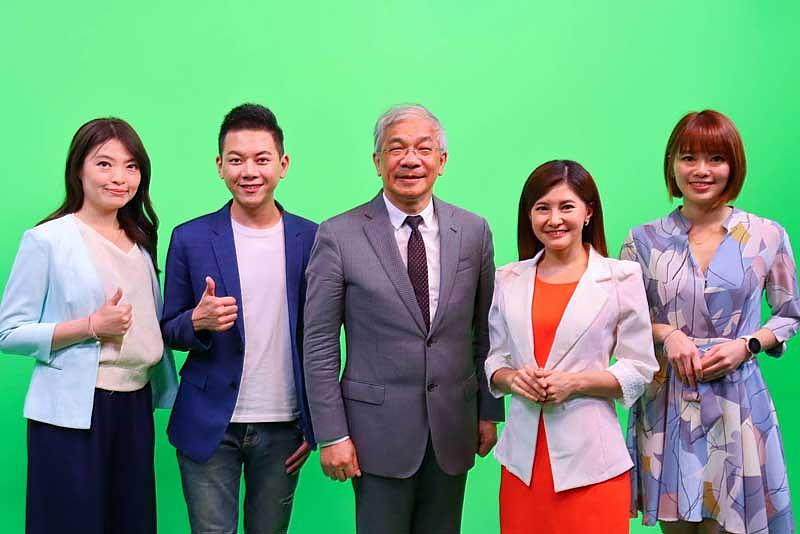 陳清河校長（中）與大賽評審（左起）林仙怡、周楷、李瀅瀅、鄭雅方合影。（世新大學提供）