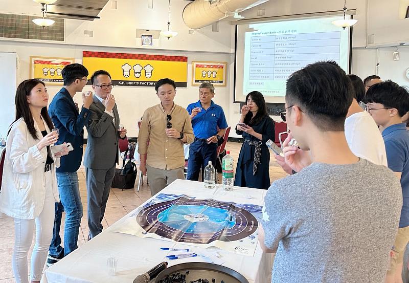 國際品水師協會年會交流中有許多能瞭解趨勢、提升品水知能的活動,甚至引進臺灣沒有的礦泉水品評。開平餐飲學校/提供