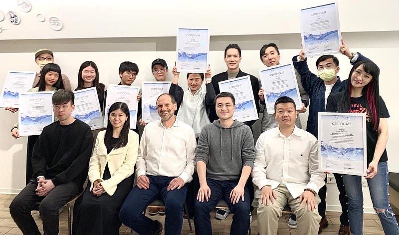 品水學程創辦人Dr. Peter Schropp特地從德國來臺與學員交流,並和開平學苑共同授證。開平餐飲學校/提供