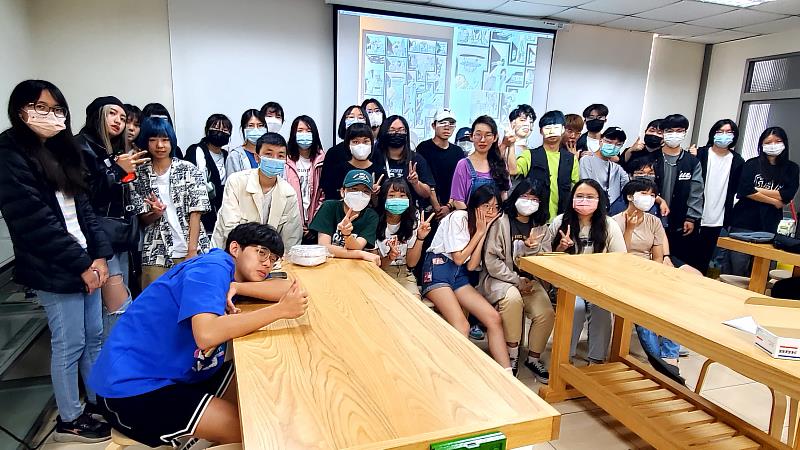 韓國藝術家李承娟老師於演講中與師生合照
