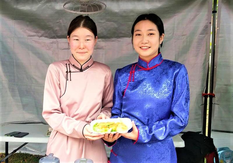 蒙古學生準備家鄉傳統小吃「火燒兒」，與師生分享。