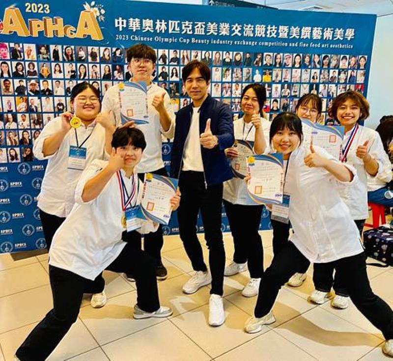 南臺科技大學餐旅管理系老師林政陞(中)與參賽學生於「2023 APHCA中華奧林匹克盃藝術美學競賽」大合影。