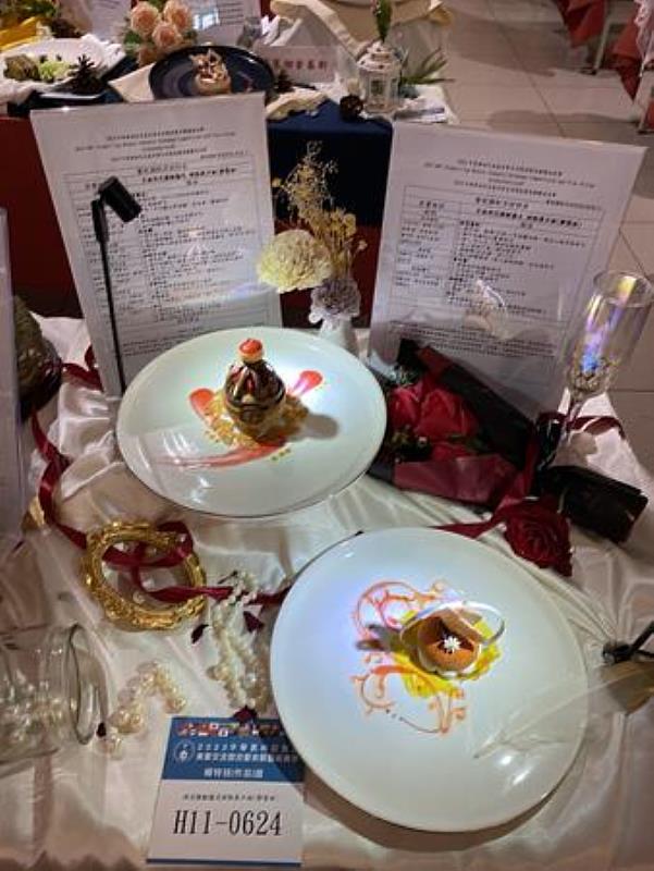南臺科大餐旅系鄭伊涵同學「2023 APHCA中華奧林匹克盃藝術美學競賽」西式精緻盤飾甜點組-金牌作品。