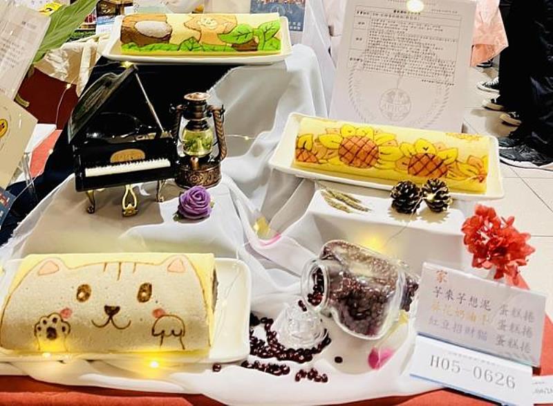 南臺科大餐旅系許巧蓁同學「2023 APHCA中華奧林匹克盃藝術美學競賽」彩繪蛋糕捲組-金牌作品。