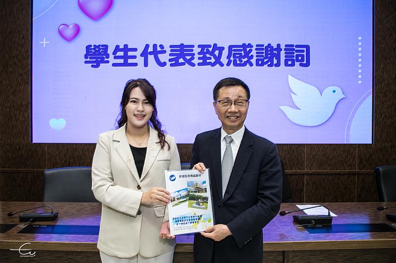 商船系林佩蓁代表獲獎者致感謝詞及贈感謝函