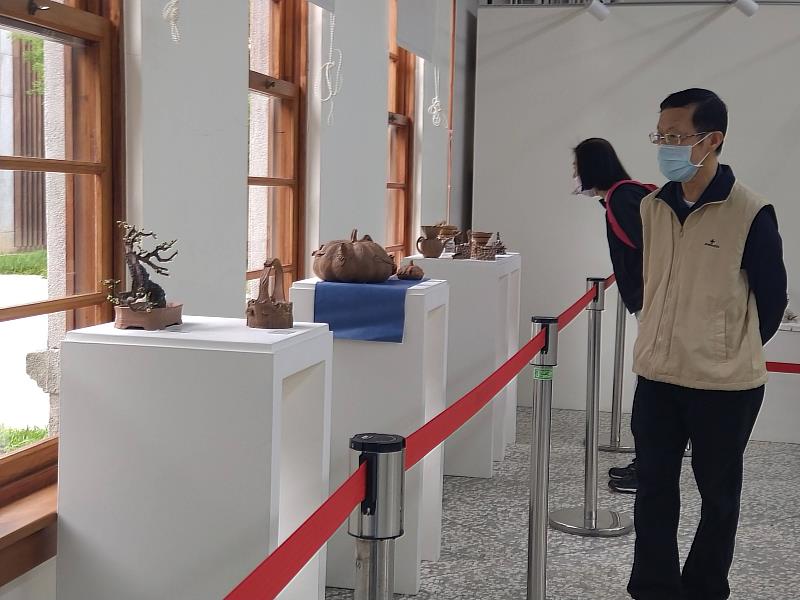 參觀者聚精會神的欣賞作品