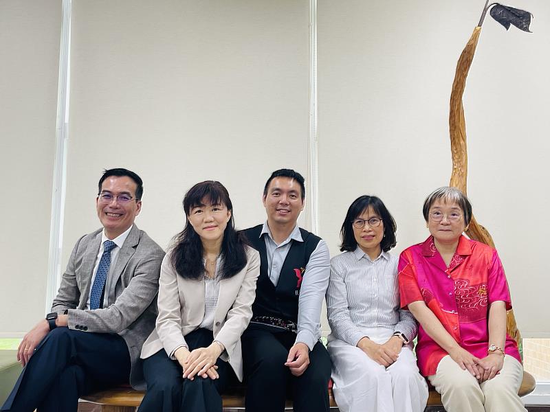 《東華原住民族叢書》編輯室與作者合影，（由右至左）作者吳天泰教授、湯愛玉副教授、許韋晟執行長、執行編輯簡月真教授、主編石忠山教授。