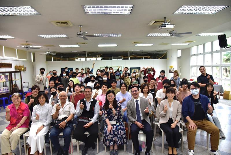 《東華原住民族叢書》第一屆新書發表會與會者合影。