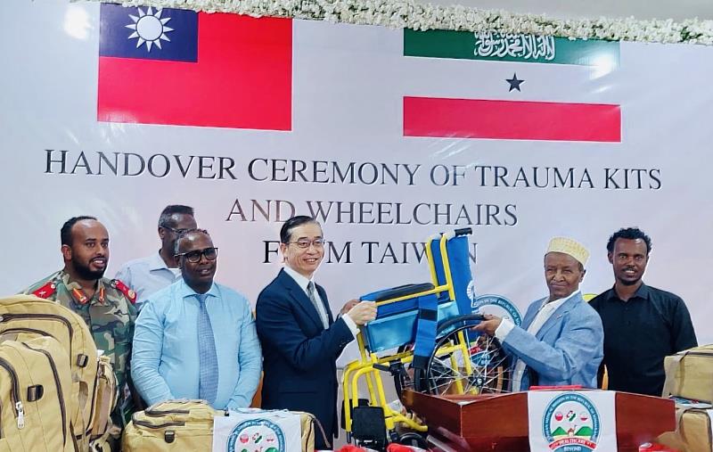 羅震華代表(右三)致贈輪椅予索馬利蘭政府，由社會福利部長(右二)代表接受。