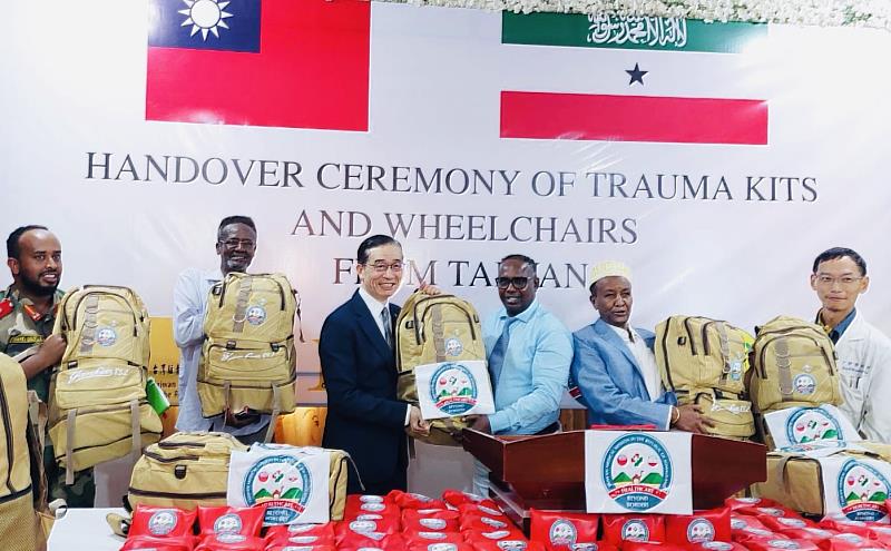 羅震華代表(左三)致贈救護創傷包予索馬利蘭政府，由衛生發展部執行長(右三)代表接受。