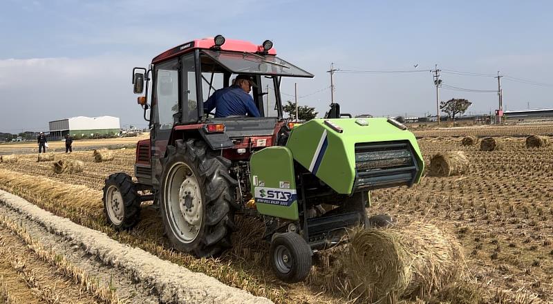 雲林縣大埤鄉稻草捆包機田間作業情形