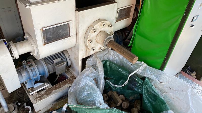 稻草或果樹竹枝等農糧剩餘資源經破碎後擠壓成型為燃料棒（顆粒）