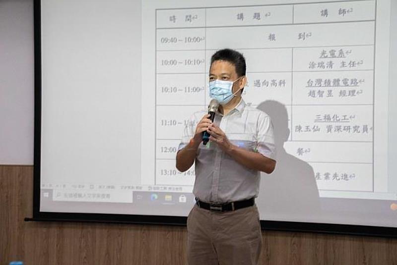 南臺科技大學光電系主任涂瑞清於南臺科大「2023半導體光電青年培育營」致詞。