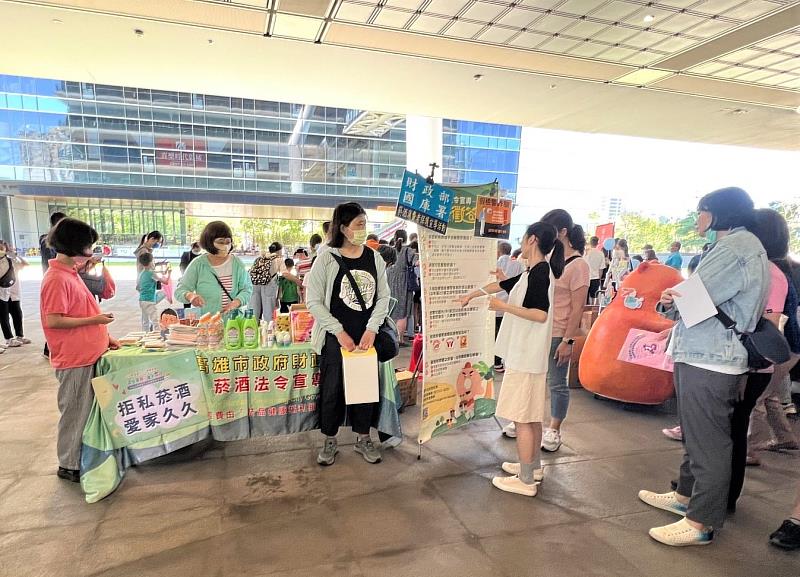 關卡內容豐富,包括鼓勵親子共讀、交通安全、反毒宣導、衛生健康、社會資源、環境保護等關卡。