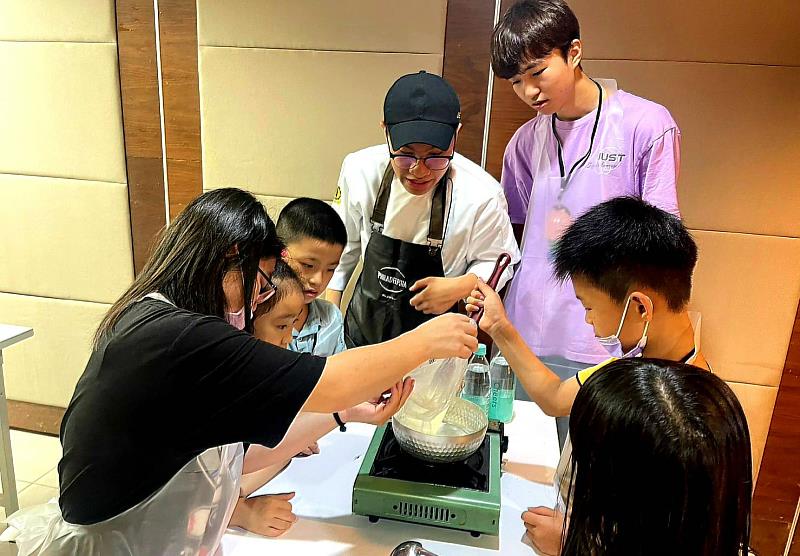 景文科大攜家扶孩童製作雨滴蛋糕完成為母親節製作禮物願望。
