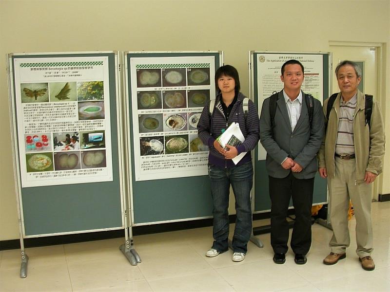 研究團隊參加台灣昆蟲學會研討會，(右起為)翁義聰教授、梁維、林千藝