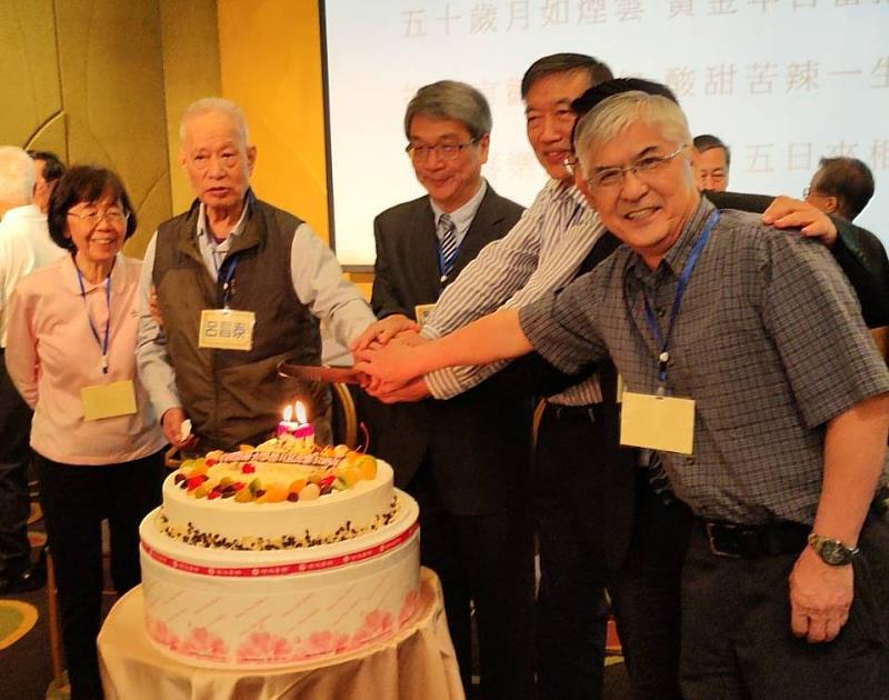中醫大藥學系第11屆校友切蛋糕歡慶畢業50週年.