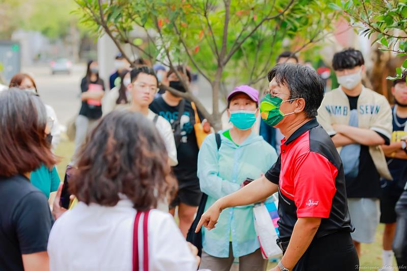 業師黃毅斌為學生介紹校園植物