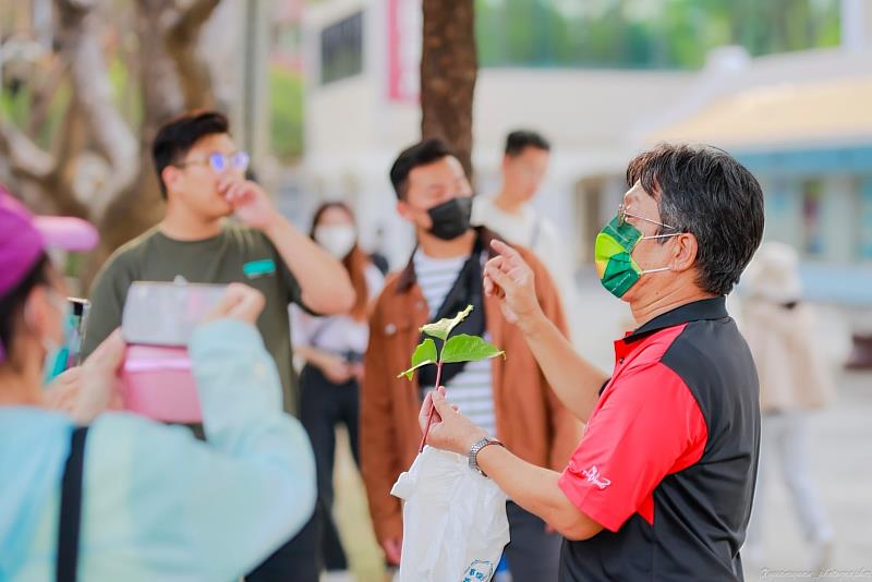 業師黃毅斌為學生介紹校園植物