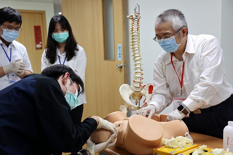 高聖博主任指導醫學生，當胎兒從母親的產道出來時，該如何擺放手勢、如何調整角度，才能夠以最安全的姿勢讓寶寶平安誕生。