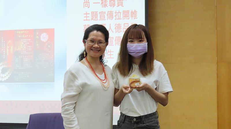 南華大學創業主題班，邀請福人德國際珠寶林金鑾董事長演講，並致贈禮物給現場提問互動的學生。