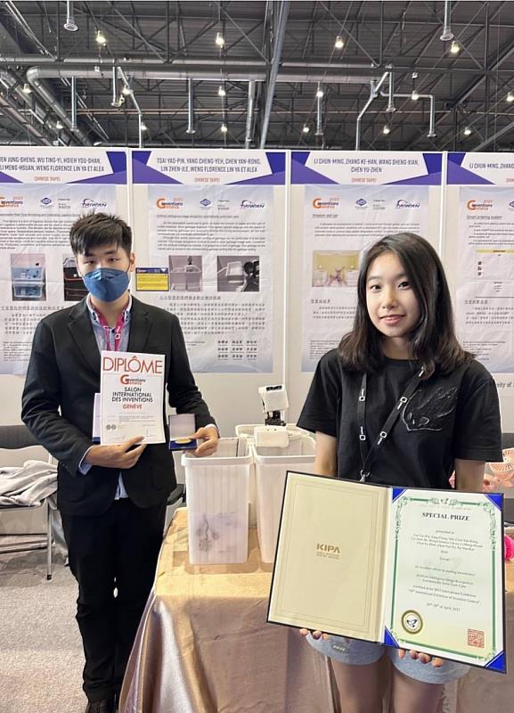 電通系蔡耀斌老師團隊-人工智慧影像辨識自動分類垃圾桶，金牌及韓國特別獎。