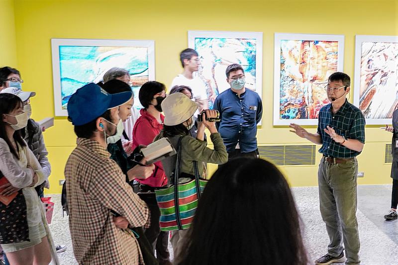 「抽象之眼」策展人章光和為觀眾進行導覽，並將於5月13日與參展攝影家江思賢、攝影研究者蔡文祥進行座談，暢談抽象攝影美學議題