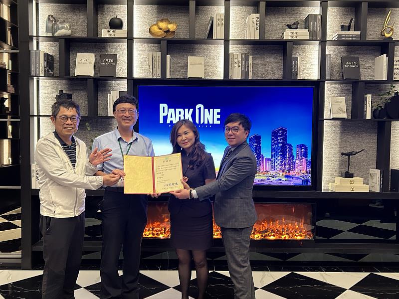 房管系參訪台中特色建築「豐邑Park one」