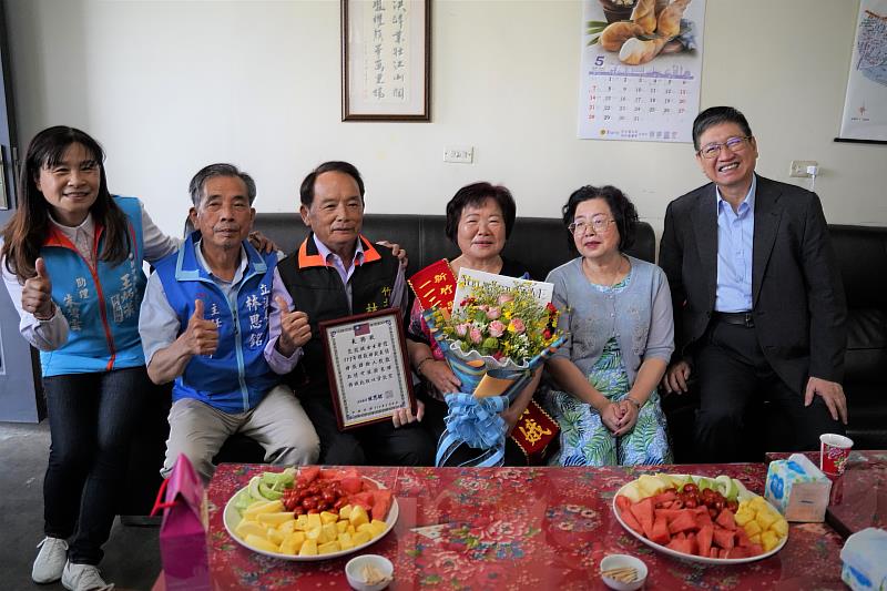 范鳳娥女士（右三）與夫婿林洪文（左三）感情良好，縣長楊文科（右一）到訪當天，適逢兩人結婚45周年，林洪文還特別送花。